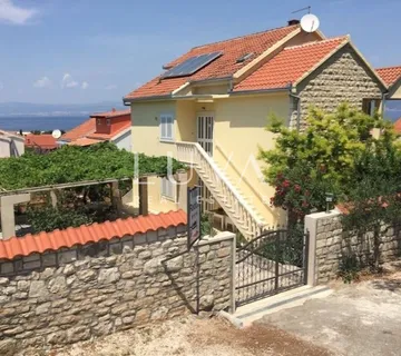 Brač, Supetar, zgrada na 3 etaže, uhodan turistički objekt s pogledom na more