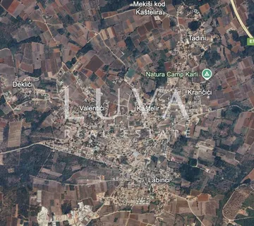 Istra, Kaštelir, atraktivno građevinsko zemljište s pogledom na more, 940 m2 - Kaštelir, Kaštelir - Labinci
