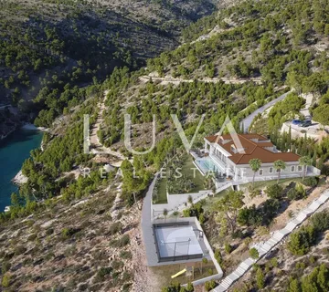 Brač, luksuzna jedinstvena vila 800m2 uz more - cover