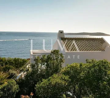 Vis, luksuzna vila s bazenom blizu mora na prodaju - Milna, Vis