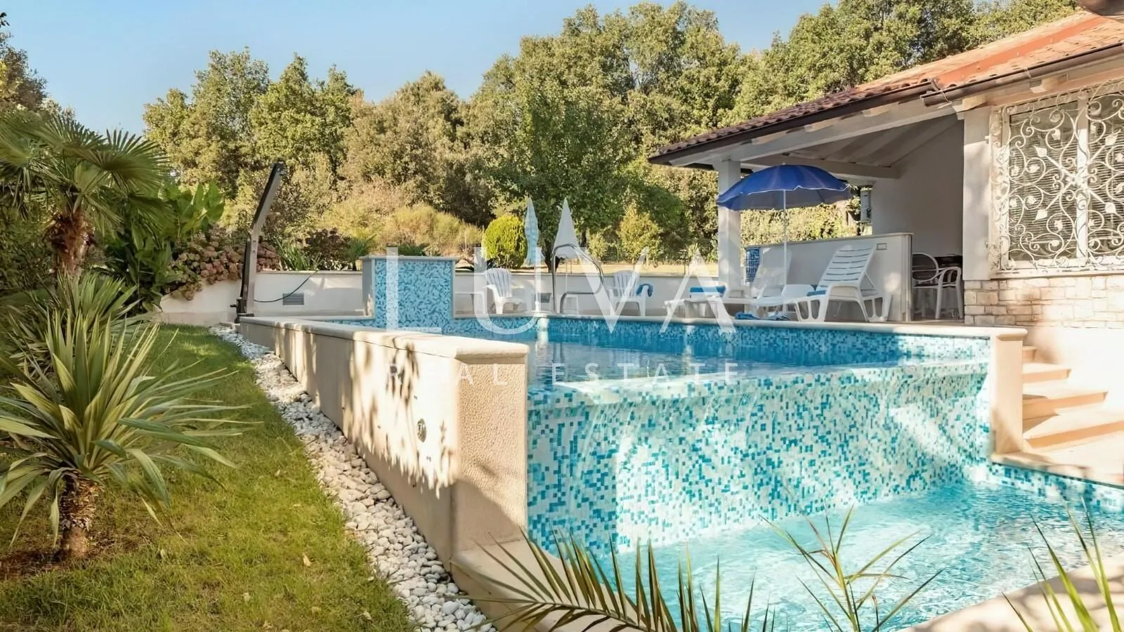 Pula, izvanredna apartmanska kuća s bazenom na prodaju - cover