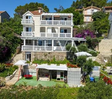 Korčula, Vela Luka, kuća s apartmanima uz more na prodaju