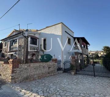Istra, Višnjan, rustikalna kuća s tri apartmana, 580m2 - cover