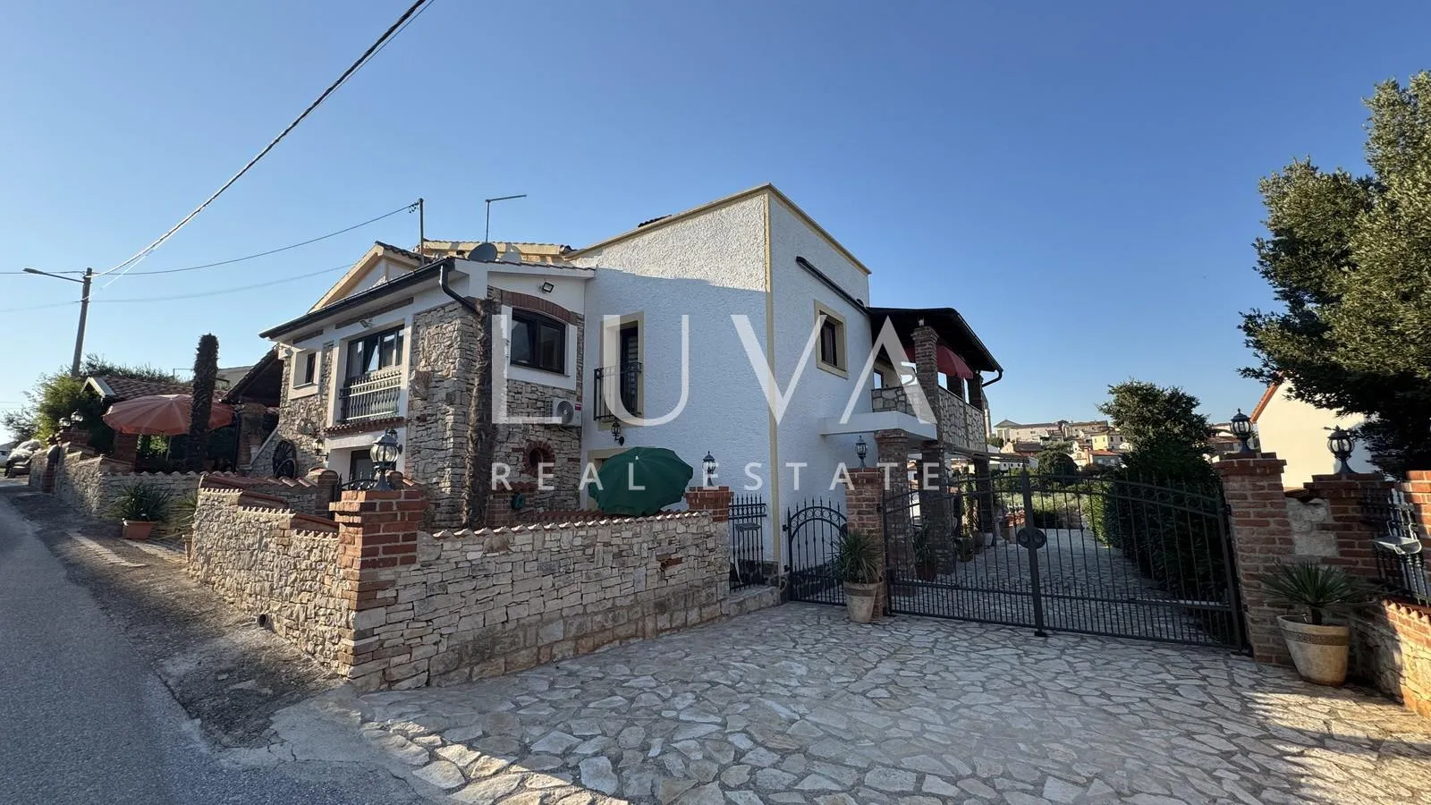 Istra, Višnjan, rustikalna kuća s tri apartmana, 580m2 - cover