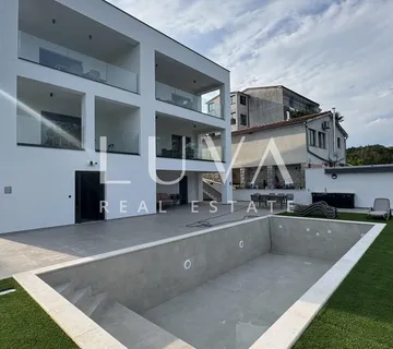 Lovran, moderan stan s bazenom i pogledom na more za najam, 60 m2 - cover