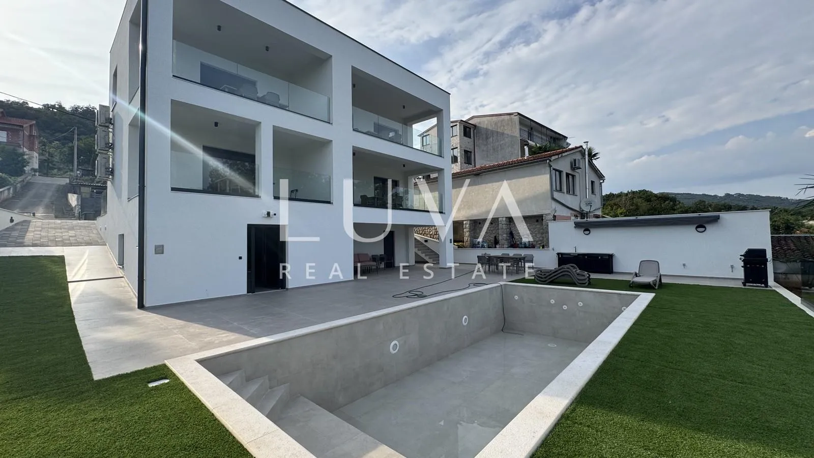 Lovran, moderan stan s bazenom i pogledom na more za najam, 60 m2 - cover