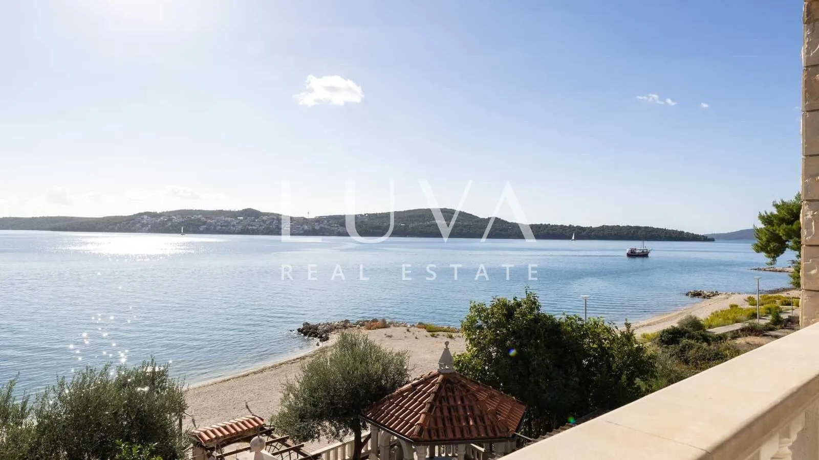 Trogir, Seget Donji, prodaja hotela sa 24 spavaće sobe uz more - cover