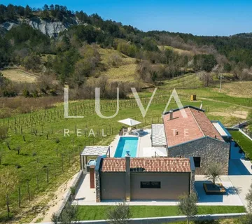Hum, Istra, luksuzna kuća s bazenom i velikim posjedom na prodaju - cover