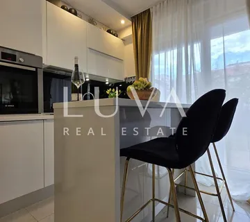 Split, Kman, prodaja divno uređenog stana sa parkingom - cover