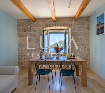 Jedinstvena kuća za odmor na pustom otoku, investicijska prilika - cover