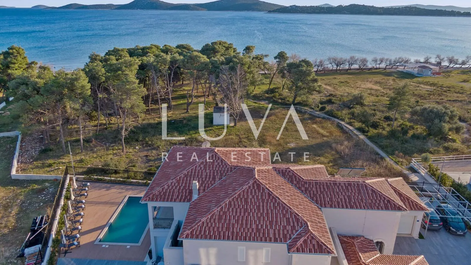 Vodice, luksuzna i jedinstvena vila s bazenom uz more na prodaju - cover