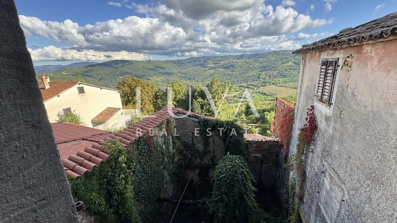 Istra, Motovun,  kuća za renovaciju s dvorištem, 195 m2 - cover