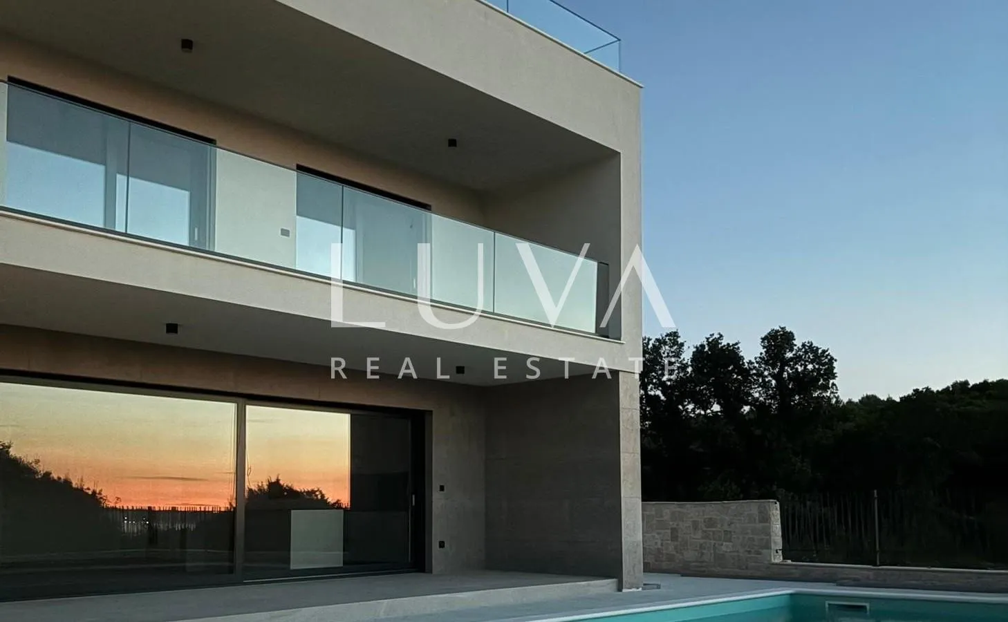 Drage, moderna kuća s bazenom blizu mora na prodaju - cover