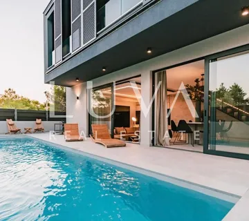 Luksuzna kuća s bazenom blizu mora na prodaju, Vodice, Dalmacija - cover