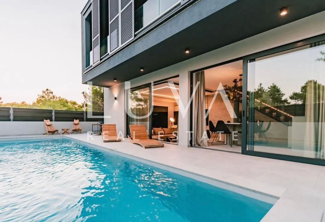 Luksuzna kuća s bazenom blizu mora na prodaju, Vodice, Dalmacija - cover