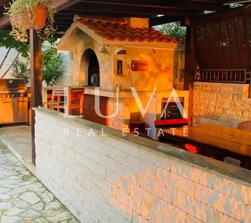 Žaborić, kuća 430m2, prvi red do mora na prodaju - cover