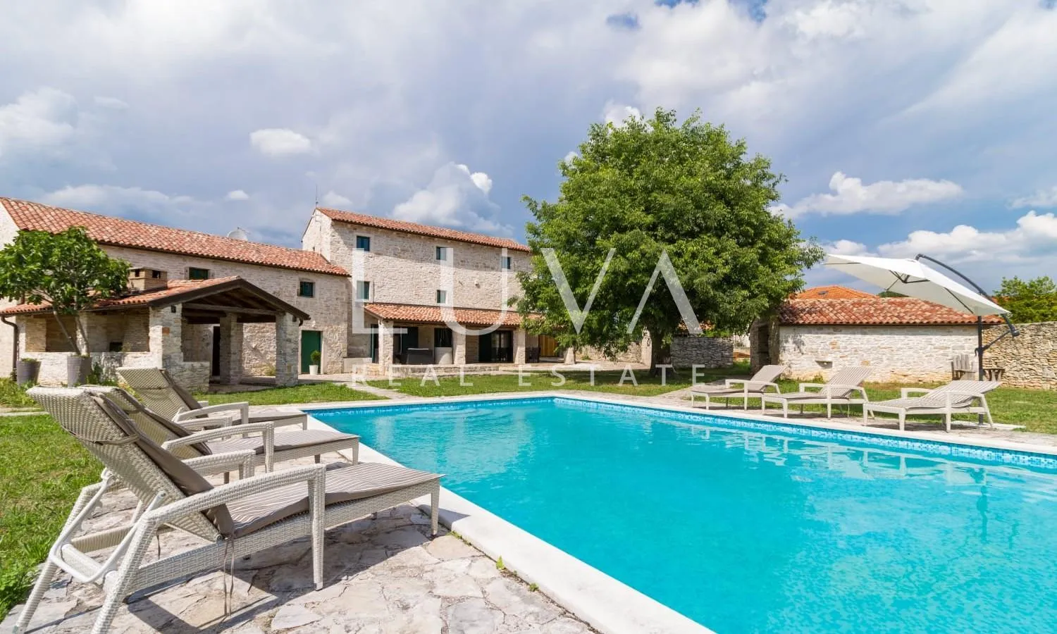 Barban, Istra, luksuzna kamena vila s bazenom na prodaju - cover