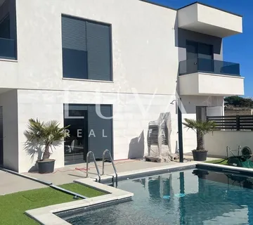 Pag, Povljana, luksuzna kuća s bazenom u blizini mora na prodaju - cover