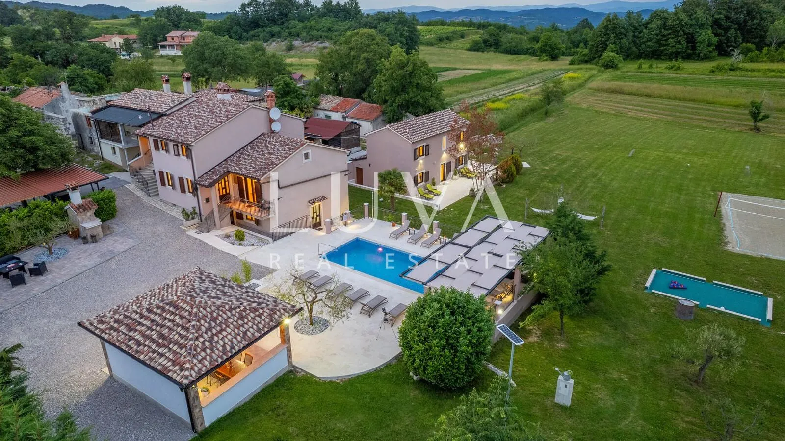 Istra, Pićan, vila s bazenom i tenis terenom na prodaju - cover