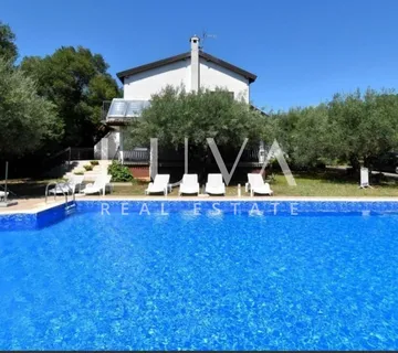 Poreč, Kukci, kuća 330 m2 s bazenom na prodaju - cover