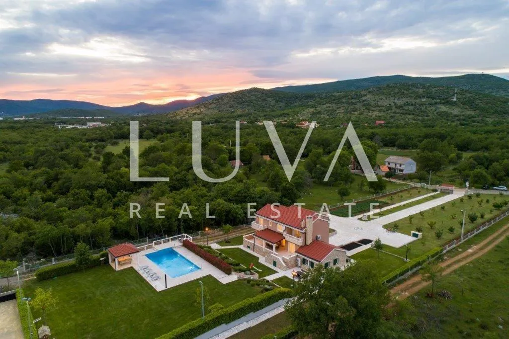 Dicmo, Dalmacija, kuća s velikim posjedom, bazenom i tenis terenom na prodaju - cover