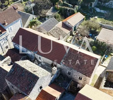 Orebić, Potomje, 3 prostrane kamene kuće za renovaciju na prodaju - cover