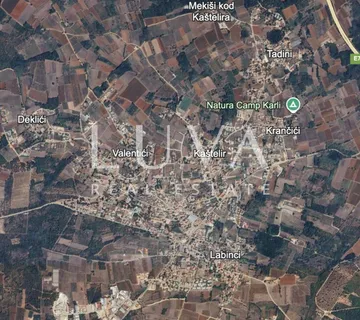 Istra, Kaštelir, atraktivno građevinsko zemljište s pogledom na more, 940 m2 - cover