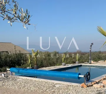 Malinska, Krk, kuća s bazenom i pogledom na more na prodaju - cover