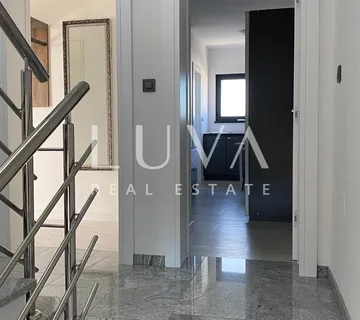 Vodice, Srima, moderan stan S2 (prvi kat) uz more na prodaju - cover