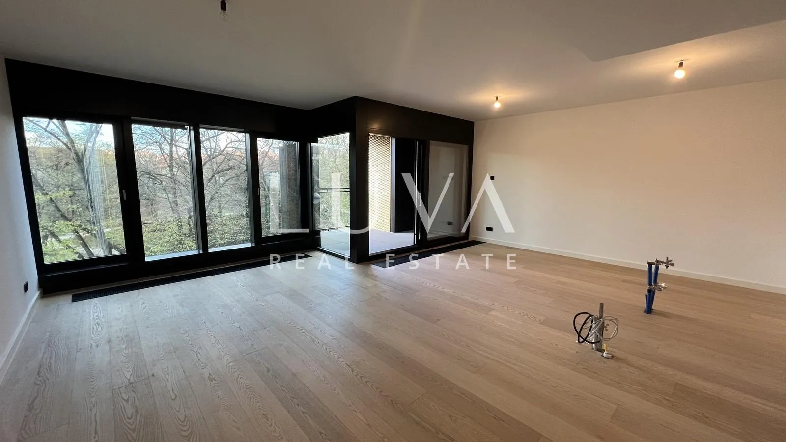 Zagreb, Ribnjak, luksuzan 5-sobni stan na trećem katu 143 m2 na prodaju - cover