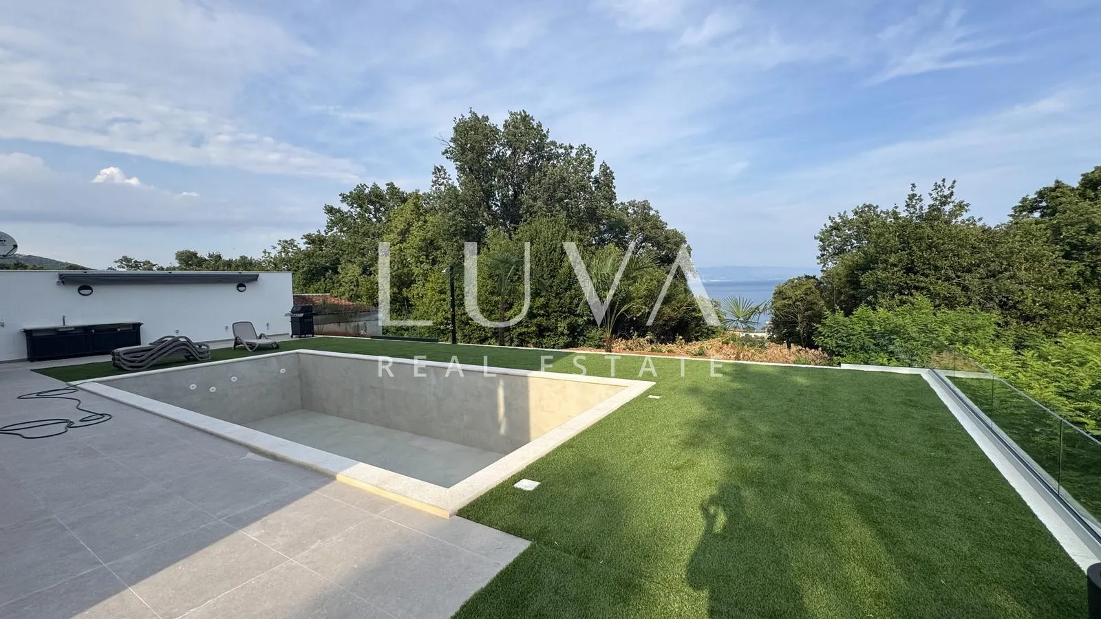 Lovran, moderan stan s bazenom i pogledom na more za najam, 90 m2 - cover