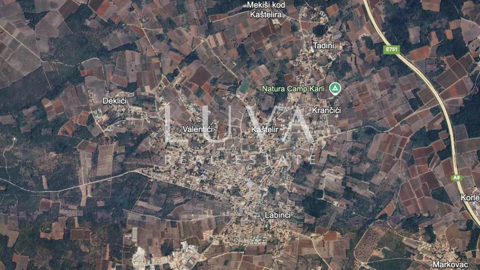 Istra, Kaštelir, atraktivno građevinsko zemljište s pogledom na more, 940 m2 - cover