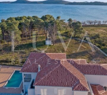 Vodice, luksuzna i jedinstvena vila s bazenom uz more na prodaju - cover