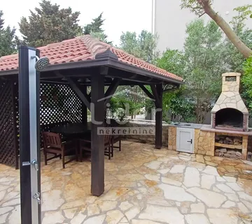 APARTMAN NOVALJA 2S+DB-197.000 €, VRT, SJENICA 150m OD MORA!!! - cover