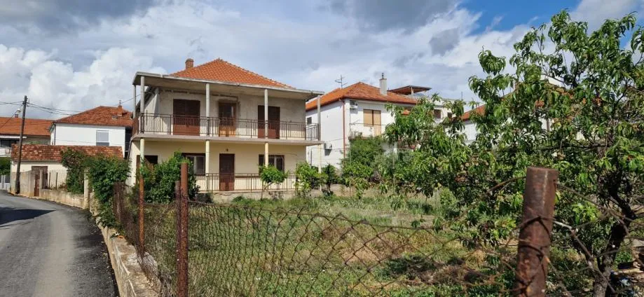 Zadar, katnica(208m2) s garažom i pomoćnim objektom na velikom terenu - cover