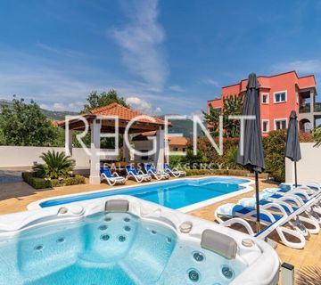 Split, Kaštela - Vila s bazenom i pogledom na more 333 m2 (prodaja) - cover