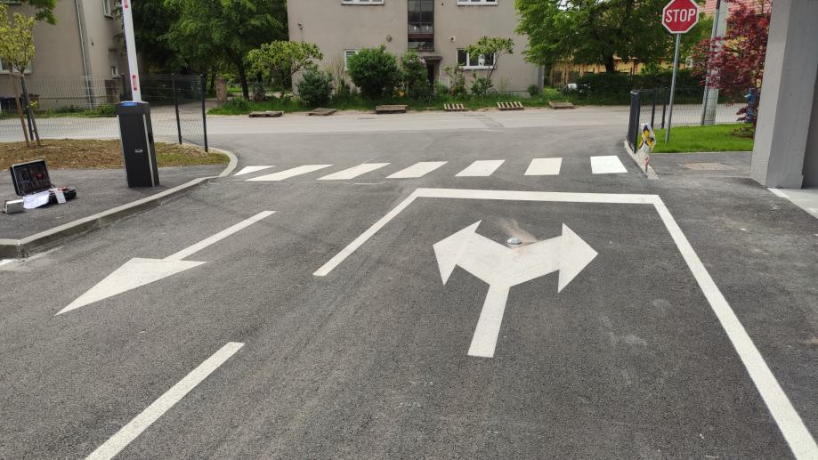 magnetna-petlja-izlaz-vozila-parkinga-slika-205299877