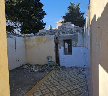 KUĆA U PULI ZA RENOVACIJU - cover