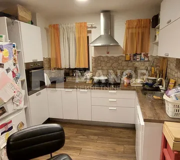 KASTAV, BRESTOVICE - Kuća u nizu s dva stana, okućnica, parking, panoramski pogled - cover