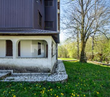 FUŽINE - Samostojeća kuća s prostranom okućnicom i garažom - cover