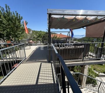 RIJEKA, ŠKURINJE - Kuća s 2 stana, garaža, pogled, okućnica  - cover