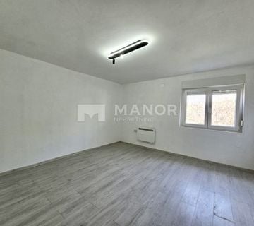 KOSTRENA - Samostojeća kuća s okućnicom i tri stana, 260 m2 - cover