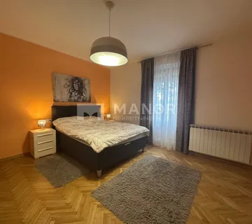 OPATIJA, CENTAR - Etaža vile s apartmanom, okućnicom u građevinskoj zoni i garažom, 150 m od mora - cover