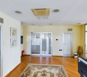 RIJEKA, CENTAR - Poslovni prostor, 120 m2, novija zgrada s liftom - cover