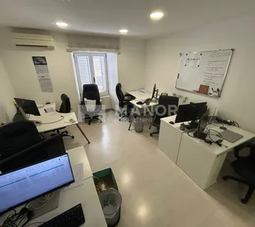 RIJEKA, STROGI CENTAR - Poslovni prostor za najam površine 122 m2 - cover