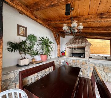 CRIKVENICA - Nekretnina s potencijalom! Dvojna kuća s 2 apartmana i blizinom mora - cover