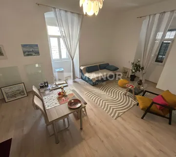 RIJEKA, STROGI CENTAR - Adaptiran stan za najam, 140 m2 - cover