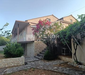 STARIGRAD, TRIBANJ - Kuća s tri apartmana, 200m od mora - cover