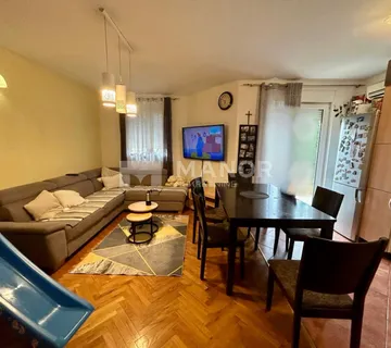 VIŠKOVO, SARŠONI - Samo kod nas! 2S+DB stan s parkingom, 1.kat - cover