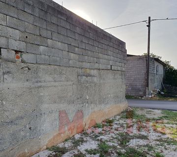 PRIVLAKA - započeta gradnja - zemljište 1000m2 - cover